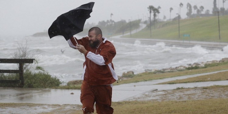 Он таки дошел: в США урагану «Харви» присвоили 4-ю категорию, а Трамп пожелал техасцам «удачи»