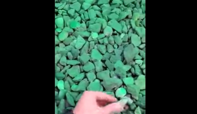 Зато красиво. В РФ футбольное поле засыпали крашеным под траву гравием