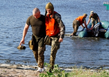 Когда командующий ВДВ помогает выйти на берег бойцу, потерявшему ногу под Луганском, а Мочанов шутит о стоимости проезда на «банане» – как в Николаеве десантники приводнялись