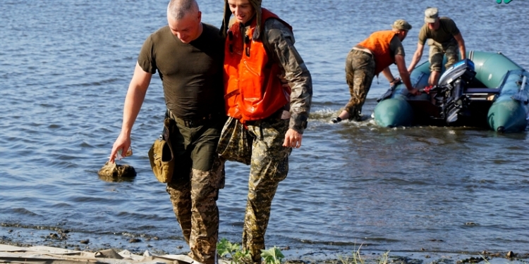 Когда командующий ВДВ помогает выйти на берег бойцу, потерявшему ногу под Луганском, а Мочанов шутит о стоимости проезда на «банане» – как в Николаеве десантники приводнялись