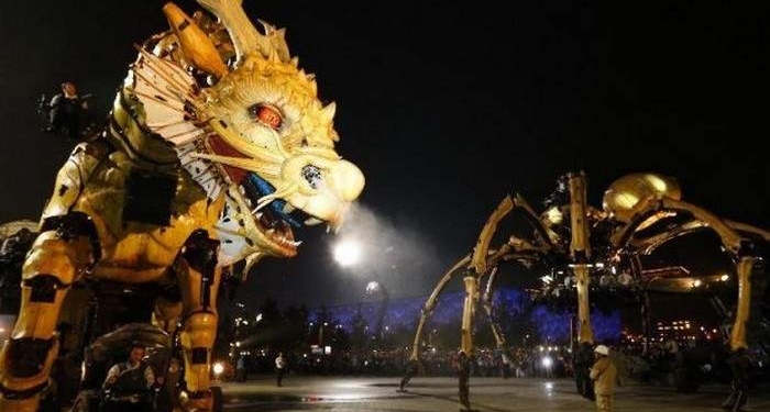 Паук и дракон – оба роботы. Но сразились на улицах Оттавы