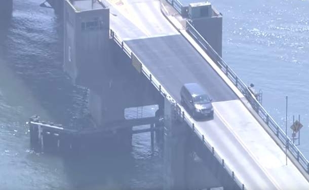 Как в кино: авто перепрыгнуло через разведенный мост
