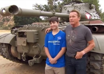 Арнольд Шварценеггер воплотил мечту больного мальчика – покатал на своем танке