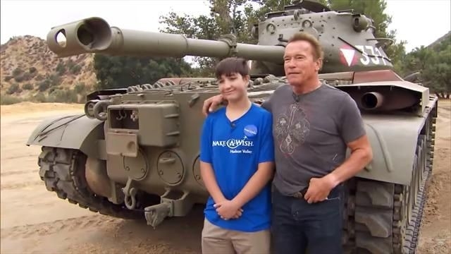 Арнольд Шварценеггер воплотил мечту больного мальчика – покатал на своем танке