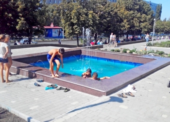 В центре Южноукраинска неизвестный меценат открыл фонтан и уложил плиткой площадь