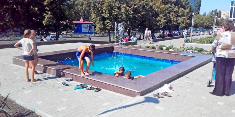 В центре Южноукраинска неизвестный меценат открыл фонтан и уложил плиткой площадь