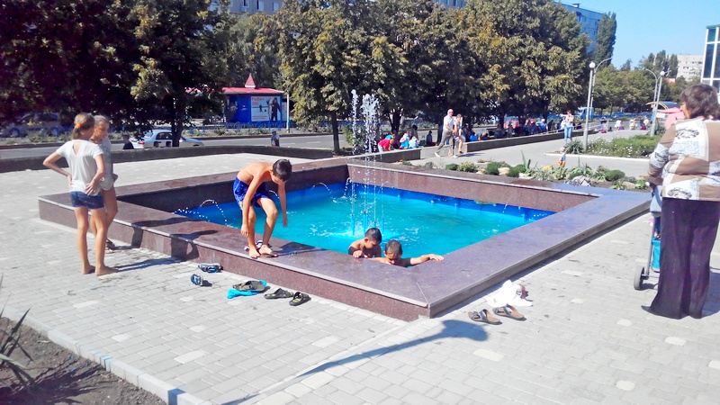 В центре Южноукраинска неизвестный меценат открыл фонтан и уложил плиткой площадь 11