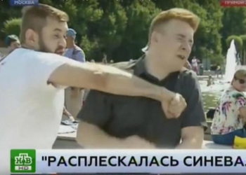 Футбольный хулиган в футболке «Оплота» ударил журналиста НТВ, делавшего репортаж о праздновании Дня десантника в Москве