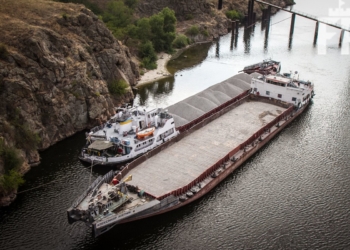 На Днепре тонет баржа, зацепившаяся за строящийся мост в Запорожье