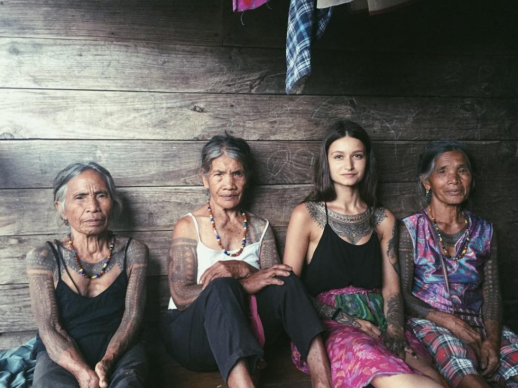 Вышиванка прямо на теле. К 100-летней мастерице тату на Филиппинах едут со всего мира 3