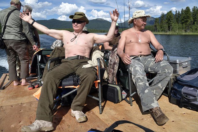 С журавлями уже скучно - Путин 2 часа гонялся за щукой, пиарщики в восторге 1