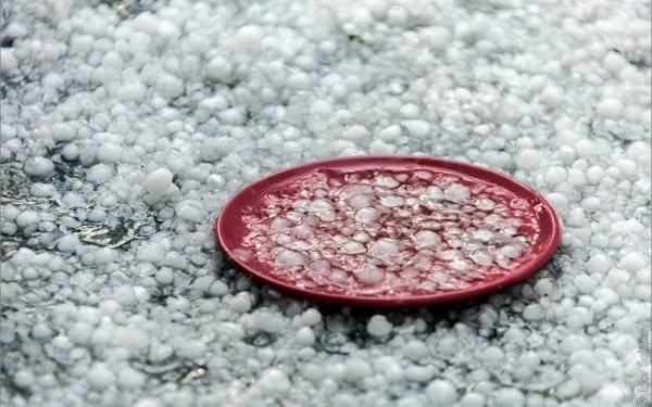 Львов накрыло дождем с градом размером с перепелиное яйцо