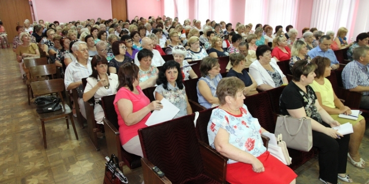 Готовность школ к новому учебному году, обеспеченность учебниками, результаты ВНО и фестиваль педагогов – в Николаеве прошла конференция школьных директоров