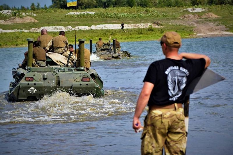 Украинские морпехи отточили мастерство управления БТР на воде 1