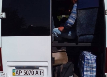 Укртрансбезопасность обнаружила на автовокзале Николаева очередного «жадного» перевозчика: с заблокированным дополнительным сиденьем аварийным выходом