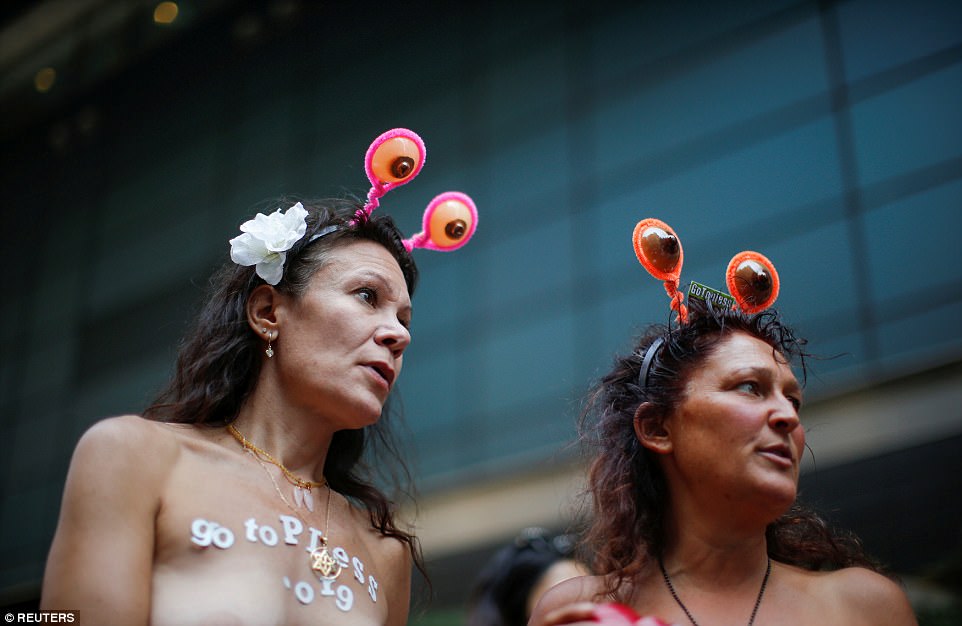 «Непристойна война, а не мои соски»: в Нью-Йорке прошел ежегодный парад GoTopless Day, требующий равных прав на топлесс 6