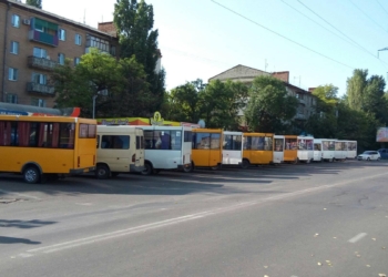 В Николаеве – «итальянская забастовка» маршрутчиков: из отдаленных микрорайонов люди не могут доехать на работу, по 40 минут стоят на остановках