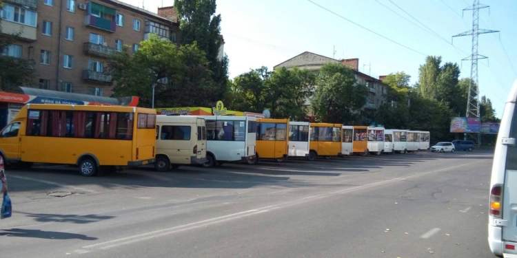 В Николаеве – «итальянская забастовка» маршрутчиков: из отдаленных микрорайонов люди не могут доехать на работу, по 40 минут стоят на остановках