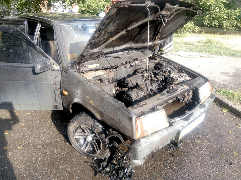 В Николаеве сгорело авто, припаркованное во дворе многоэтажки 3