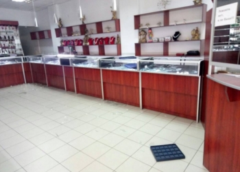 В Вознесенске ограбили ювелирный магазин: нападавшие были в черном форме, балаклавах, бронежилетах, касках и с оружием