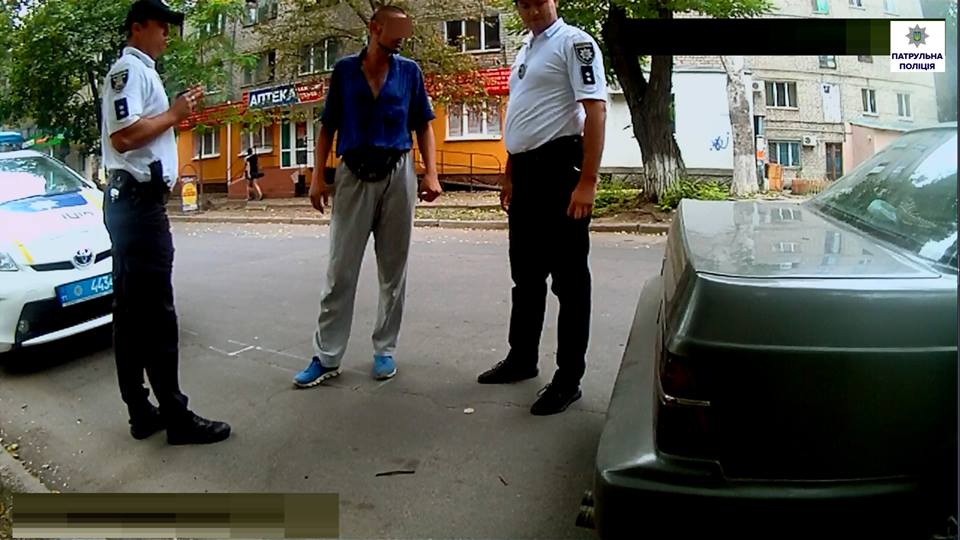В Николаеве патрульные остановили автомобиль, водитель и пассажиры которого были «под кайфом» 3