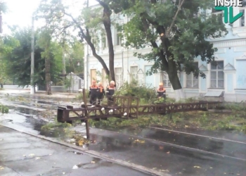 Гроза в Николаеве обломала ветки, повалила деревья и столб контактной линии трамвая №3