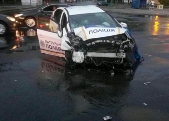 Столбам сегодня не везет: в Николаеве авто патрульной полиции, ехавшее на вызов по поводу обнаружения гранаты, столкнулось с электроопорой