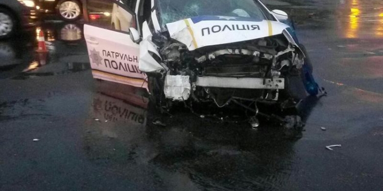 Столбам сегодня не везет: в Николаеве авто патрульной полиции, ехавшее на вызов по поводу обнаружения гранаты, столкнулось с электроопорой