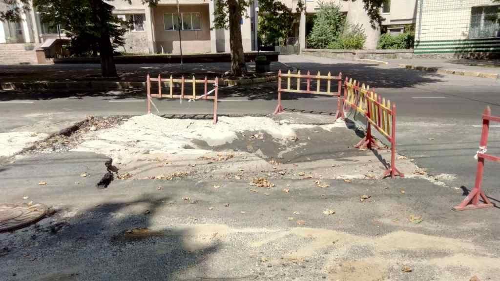 Служба автомобильных дорог обвиняет ГКП «Николаевводоканал» в незаконном повреждении дороги в Николаеве на Никольской 4