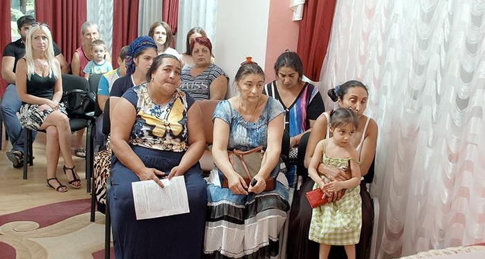 А без паспортов, оказывается, живут и в наше время: ромов Николаева убеждали в необходимости оформлять «дубликаты бесценного груза»