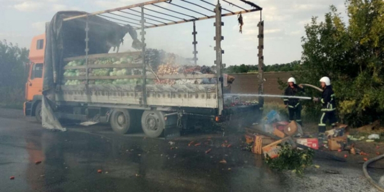 На трассе под Николаевом загорелась фура с овощами