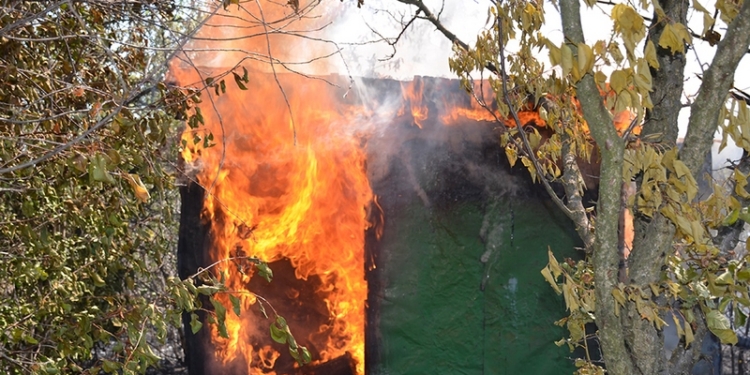 В Корабельном районе Николаева горело садовое товарищество – тушили и спасатели, и работники НАРПа