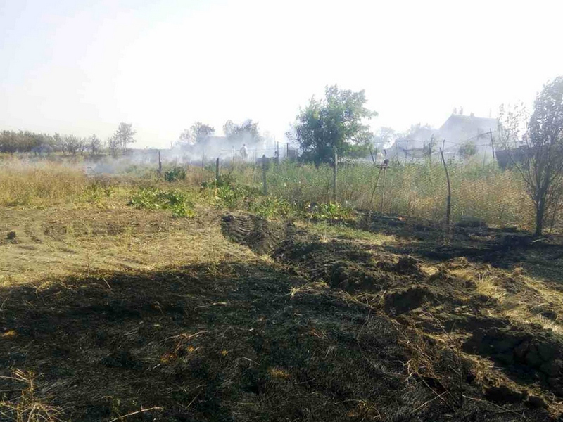 В Снигиревском районе пожар, уничтоживший один жилой дом и угрожавший еще 5, спасателям помогали тушить работники исправительной колонии 1