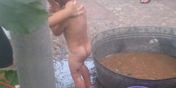 В Вознесенске двухлетний мальчик упал в отверстие дворового туалета