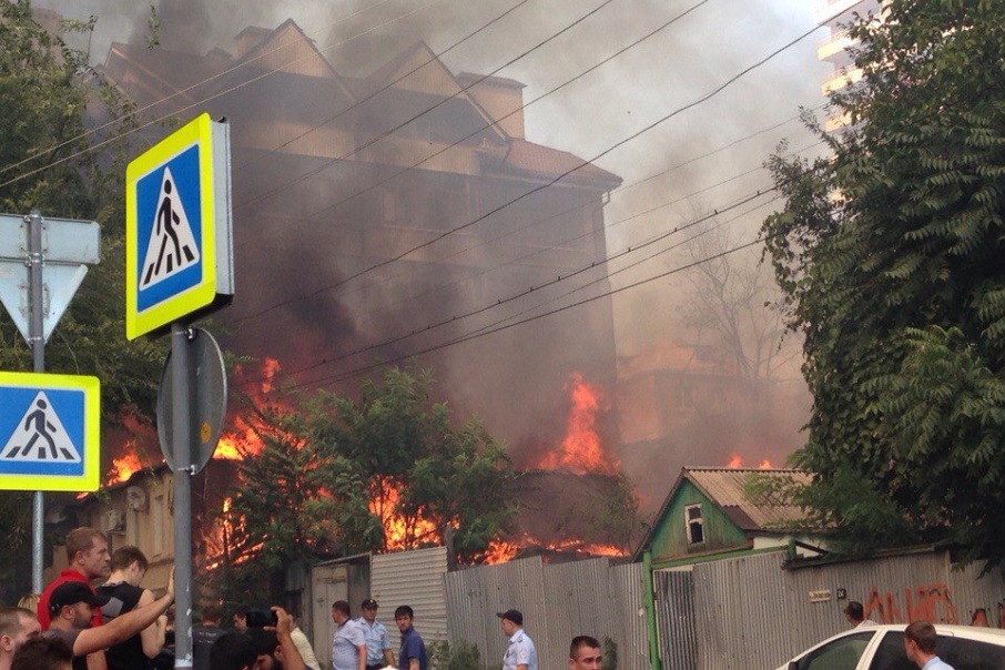 Новая родина Януковича. В Ростове-на-Дону крупный пожар и взрыв газа. Горит около 20 домов сразу 1