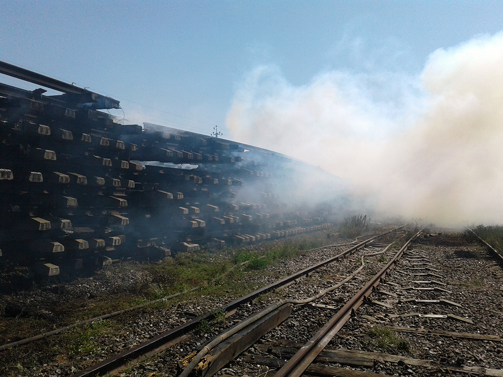 Вчера пожарный поезд "Николаев" тушил железную дорогу в Снигиревке 1