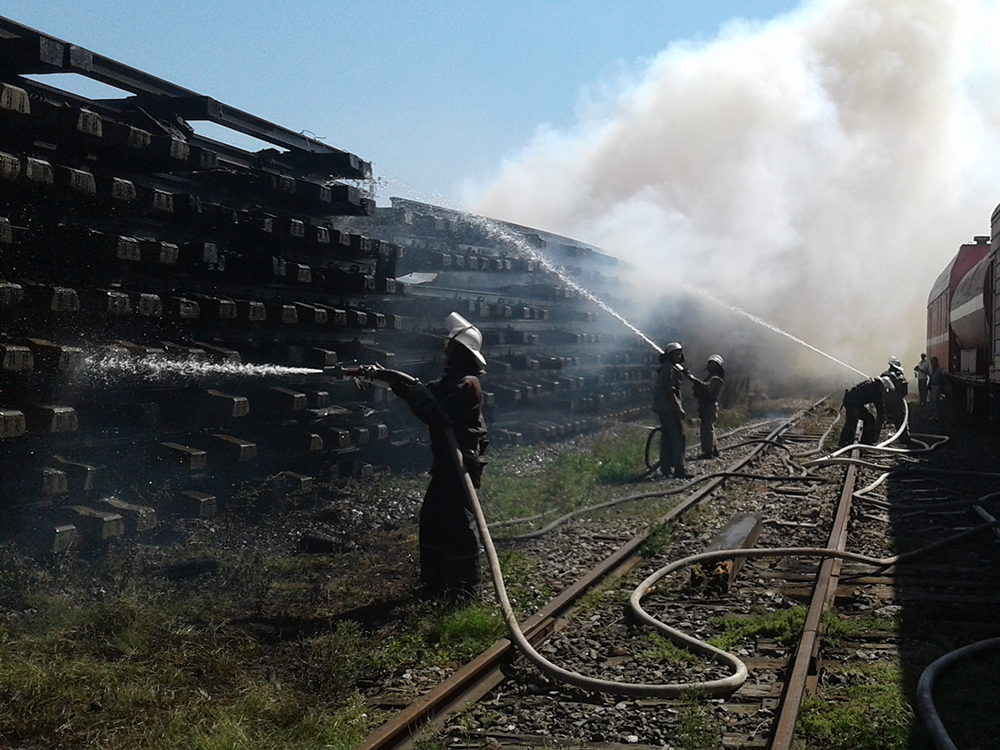 Вчера пожарный поезд "Николаев" тушил железную дорогу в Снигиревке 5