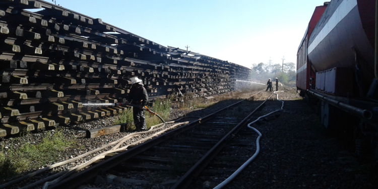 Вчера пожарный поезд “Николаев” тушил железную дорогу в Снигиревке