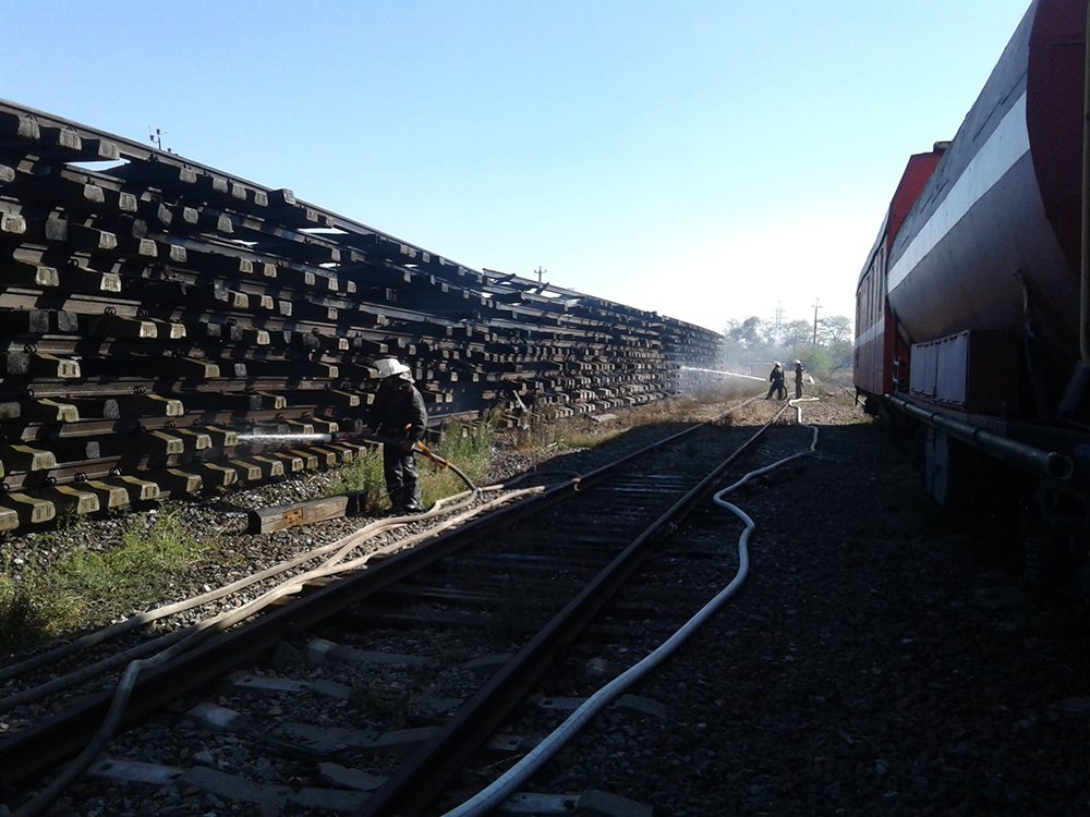 Вчера пожарный поезд "Николаев" тушил железную дорогу в Снигиревке 3