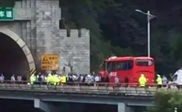 В Китае автобус врезался в стену. 36 погибших