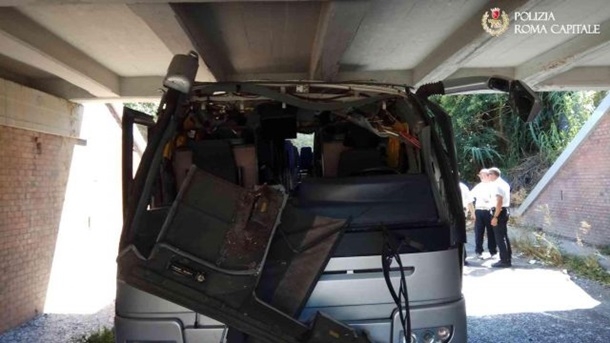 В Риме автобус въехал в мост, 18 пострадавших