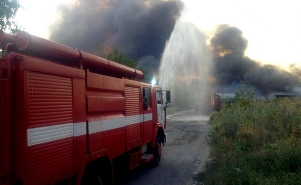 В Днепре горят склады макулатуры, огонь перебросился на жилые дома