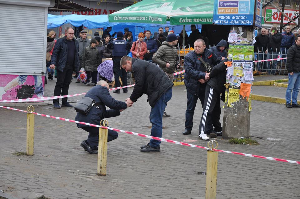 Президент Украины наградил николаевских полицейских, которые, рискуя жизнью, не дали гранате взорваться в толпе 1