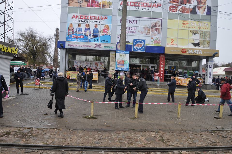 Президент Украины наградил николаевских полицейских, которые, рискуя жизнью, не дали гранате взорваться в толпе 3