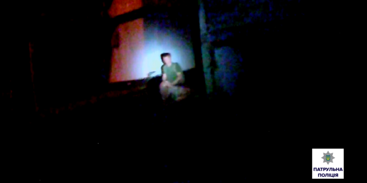Ночью в Николаеве на территории детсада патрульные спасли женщину от изнасилования