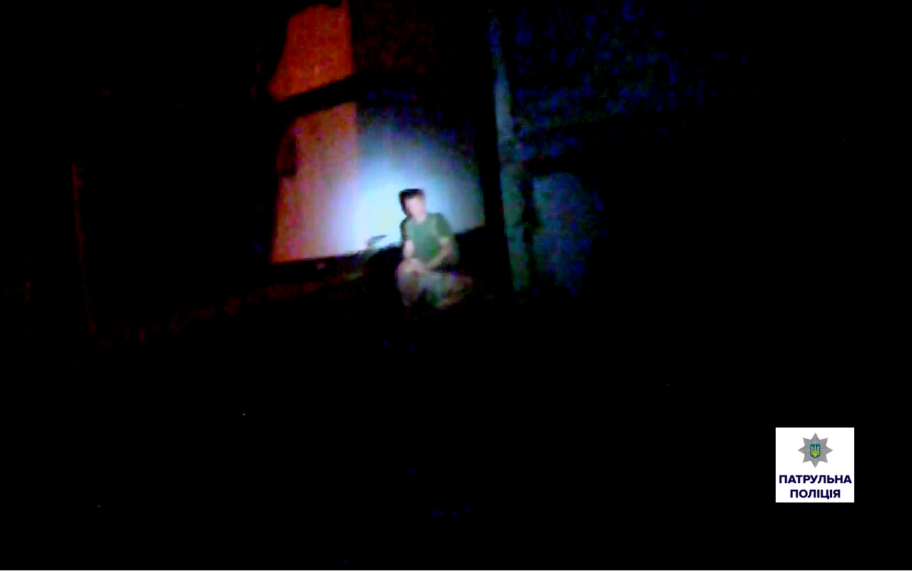 Ночью в Николаеве на территории детсада патрульные спасли женщину от изнасилования