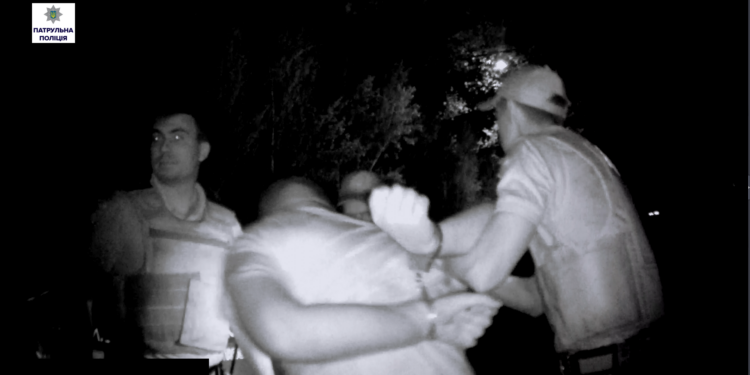В Николаеве мужчина решил назвать патрульным чужую фамилию и попал. Теперь в больнице