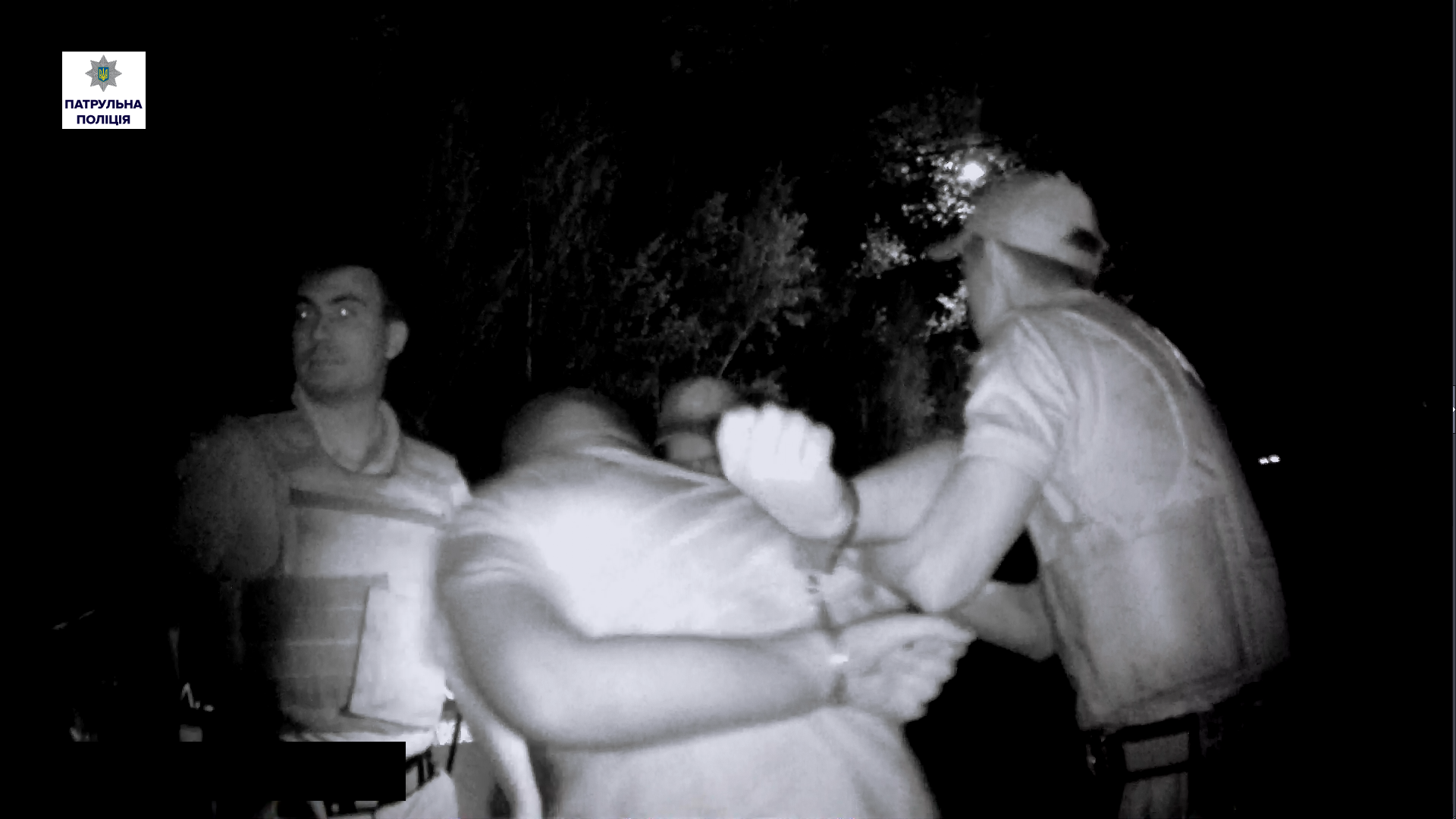 В Николаеве мужчина решил назвать патрульным чужую фамилию и попал. Теперь в больнице