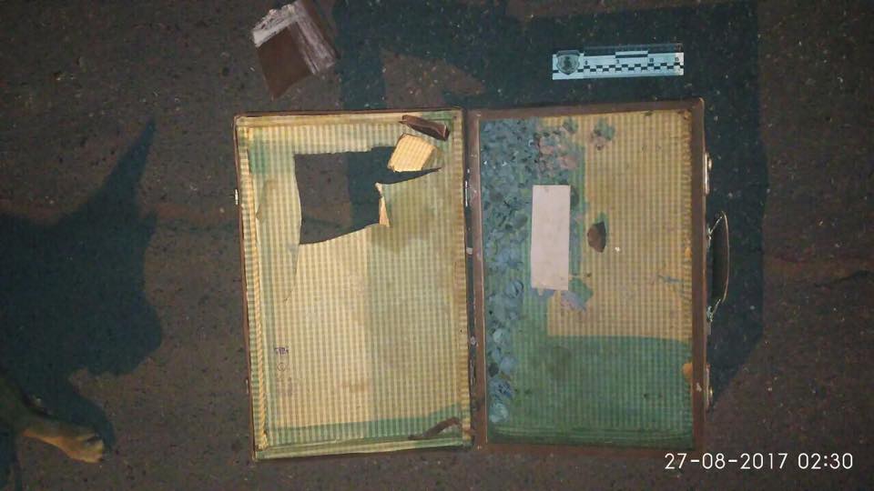В Николаеве взрывотехники обследовали чемодан с надписью «РФ», который стоял посреди дороги 5
