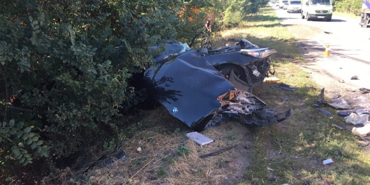 Под Николаевом столкнулись Mercedes и BMW: один водитель погиб, второй получил травму